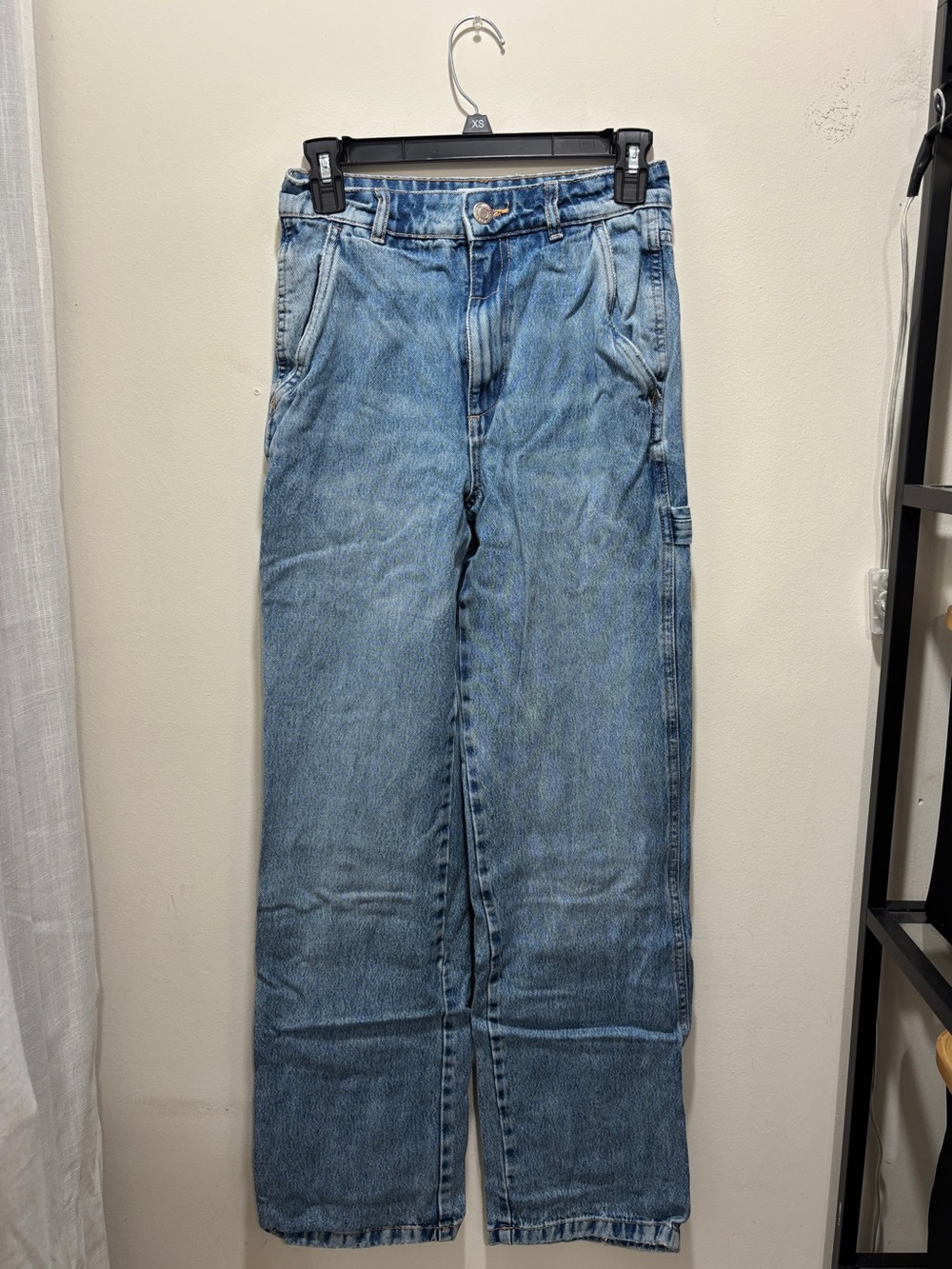 Zara Y2K-inspired cargo jeans in a classic medium-wash denim blue